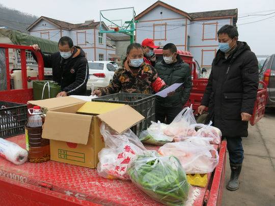 村民居家防疫,疫情防控村干部为村民代购米
