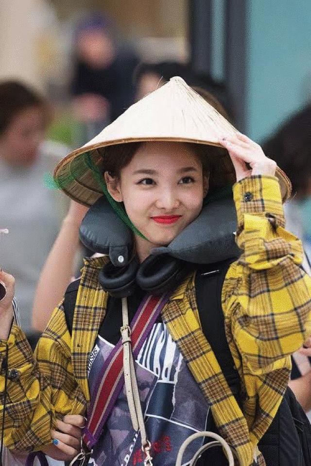 两位TOP女偶像的搭配抄袭事件