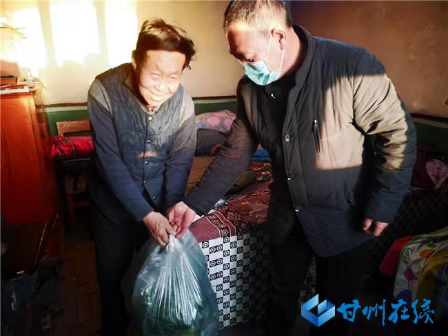 甘州区平山湖蒙古族乡*党**员干部代购物资获农牧民点赞