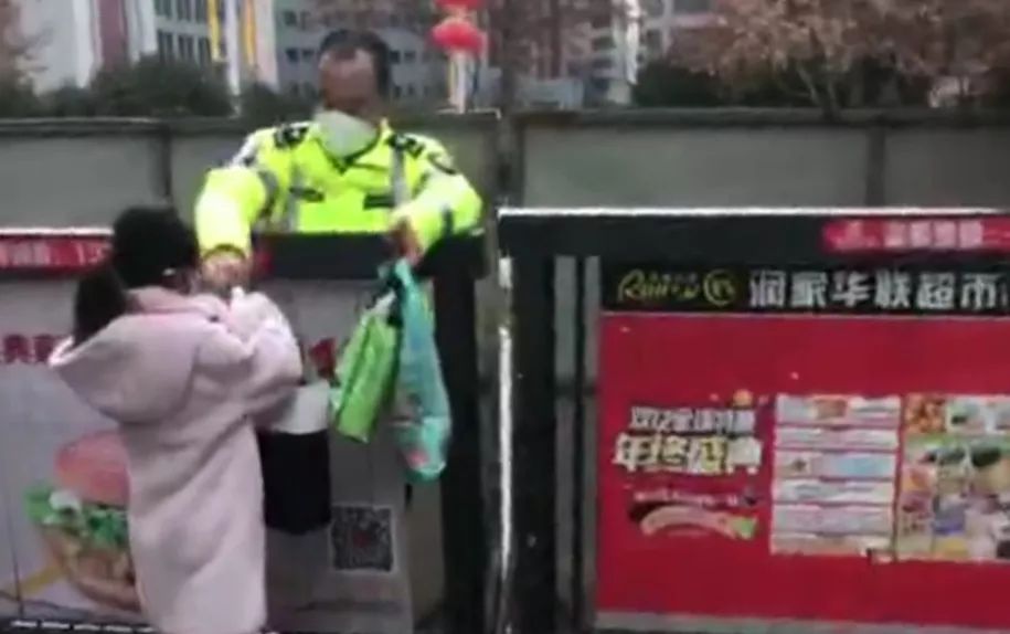 战疫一线党旗飘勇担使命践初心,让党旗在防控战役第一线高高飘扬