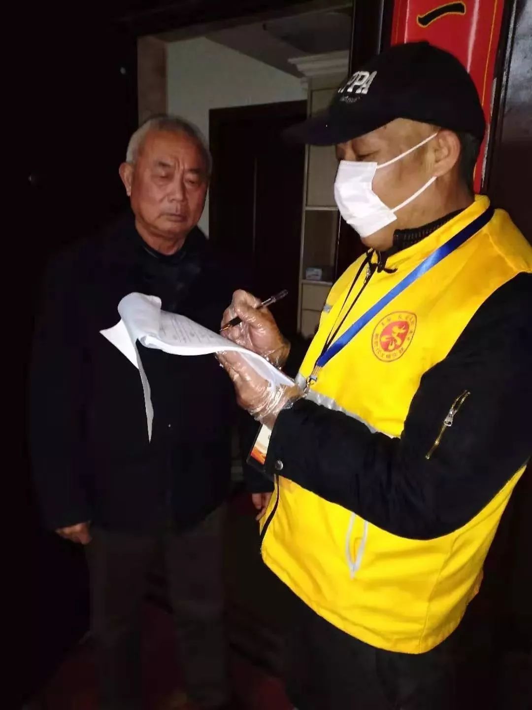 一天敲开216扇门，却只能在走廊与家人相望……丨法院战“疫”速览