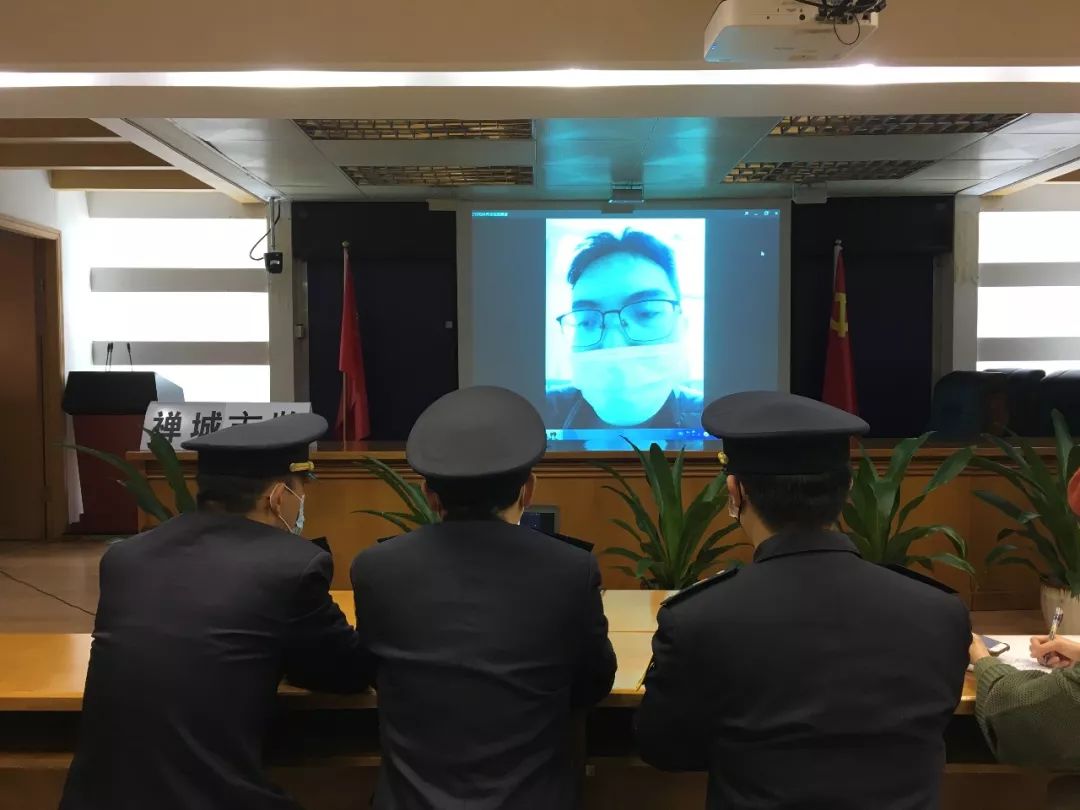 一场特别的视频连线,隔着屏幕,他们互相打气!▏*党**旗飘扬