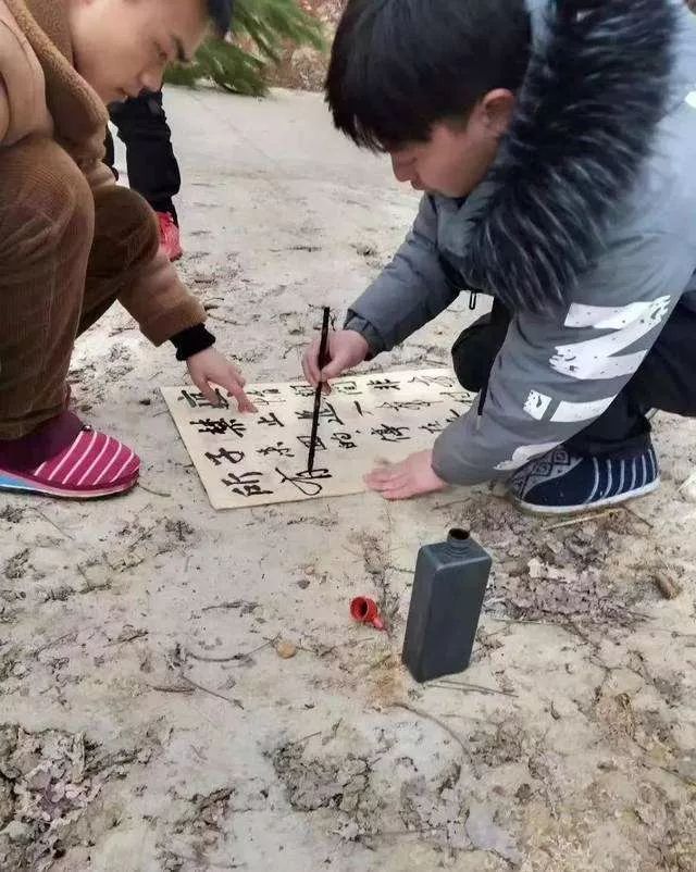 还在羡慕人家会写“风月同天”？速来看咱村儿里的《疫情帖》、《别来我家帖》！｜装裱版