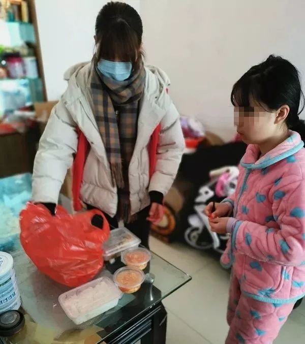 13岁女童独自在家，社区工作人员当起“临时父母”
