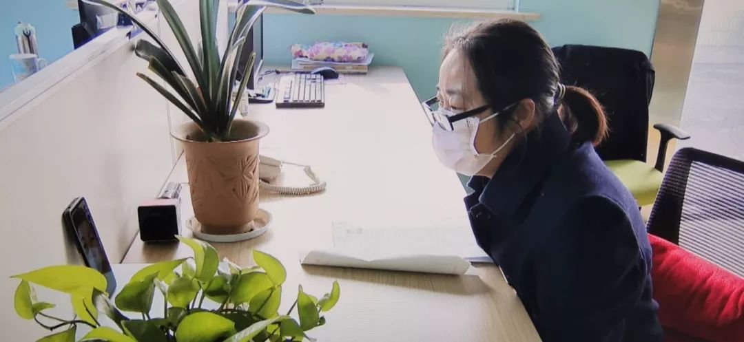 13岁女童独自在家，社区工作人员当起“临时父母”