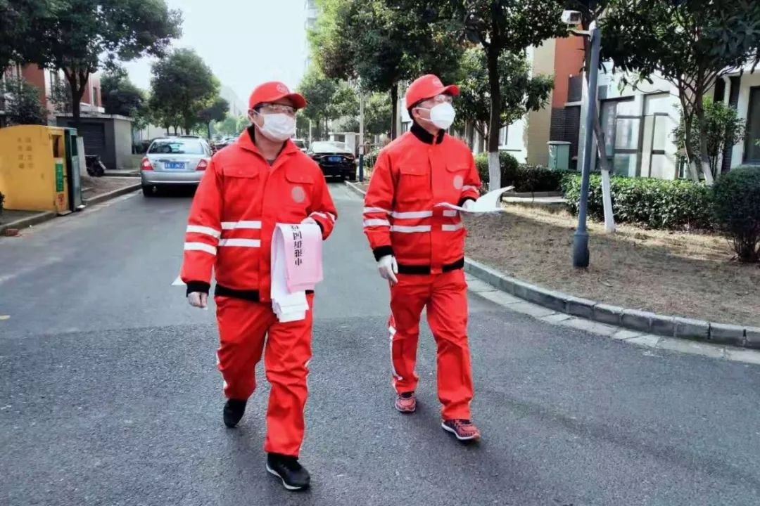 申港街道横塘村返澄人员排查服务隔“疫”不隔心