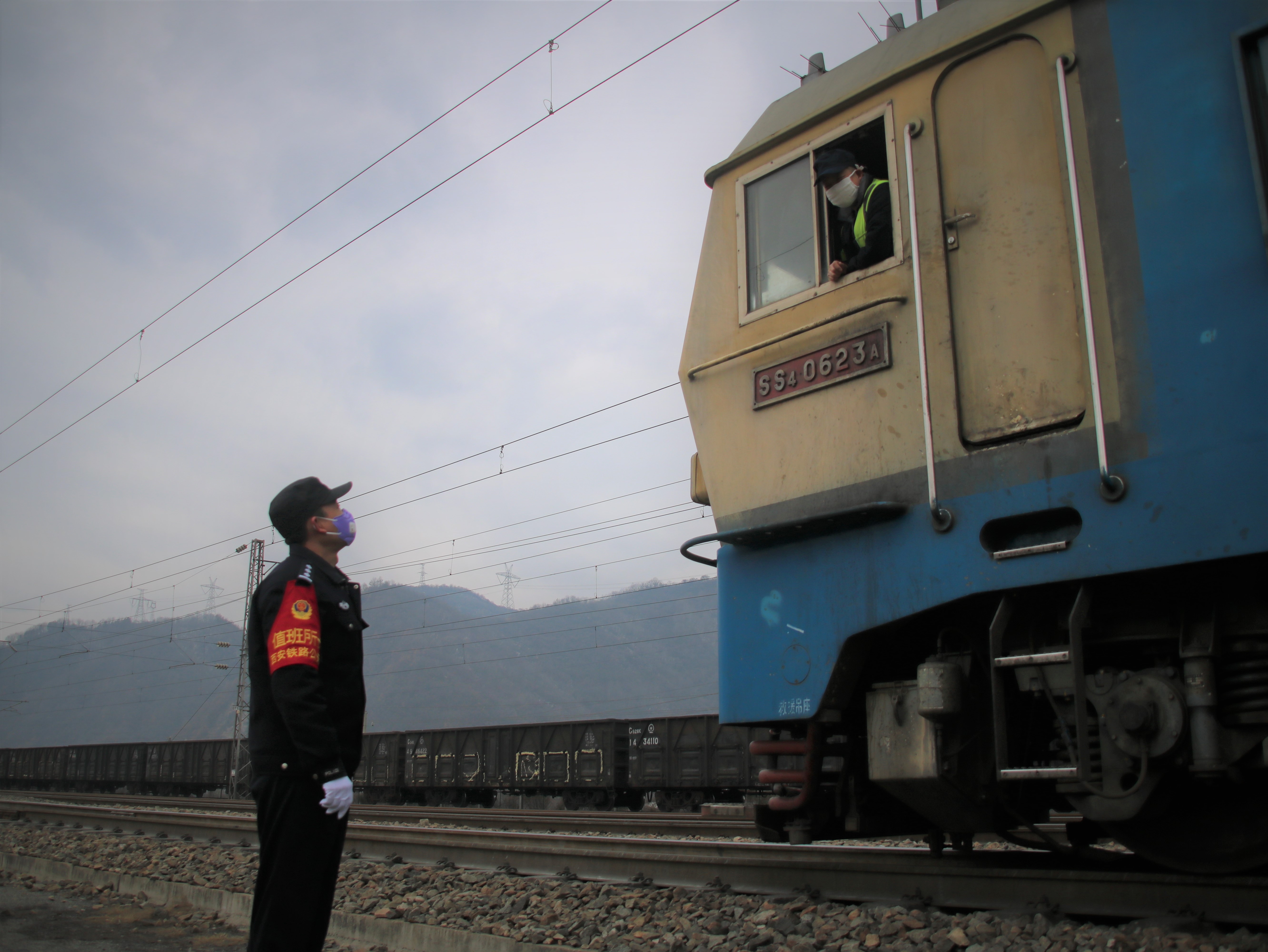 远在*疆新**的母亲春节想来陕西看儿子，两次出行前都退票了