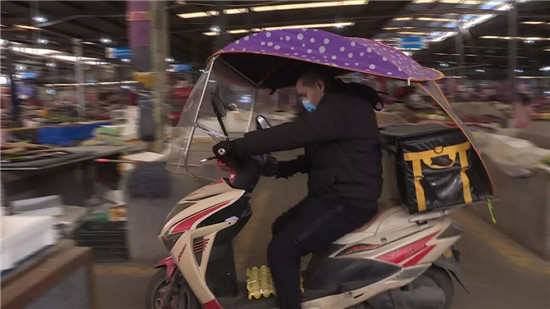 暖心!石棉县这些人做起了公益配送