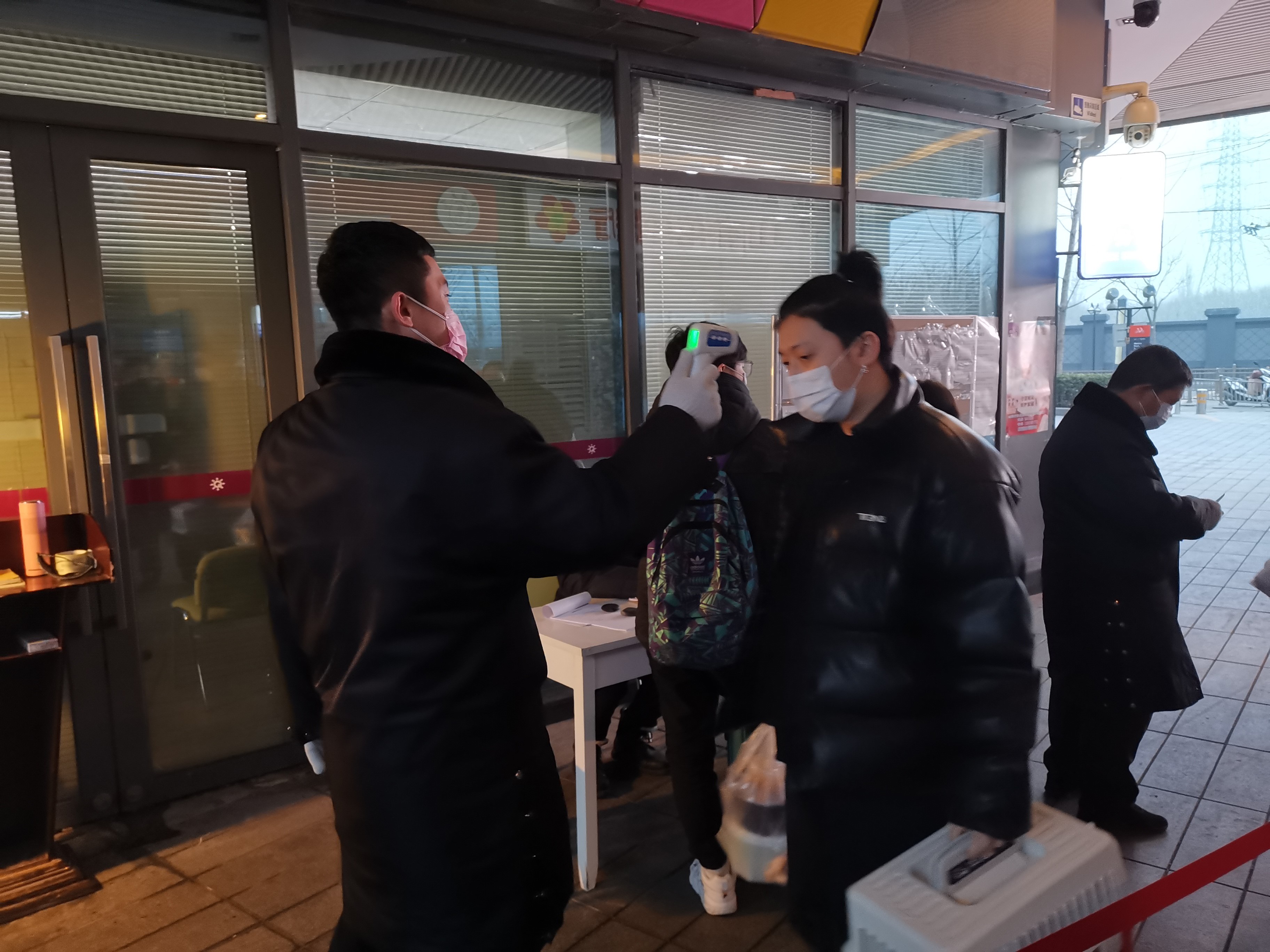 确诊病例社区调查④/设留观区物业“只认数据不认人”