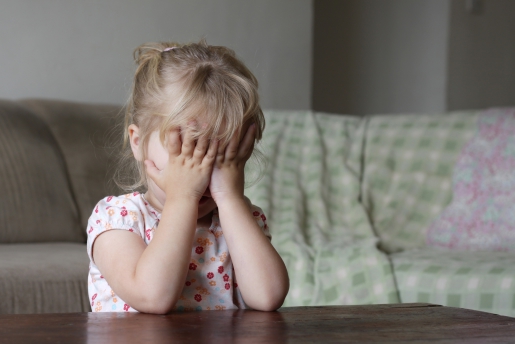 孩子五岁了还经常尿床？不可一味训斥，要及时干预和治疗