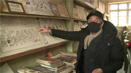 抗击疫情志愿者海报手绘画,防疫老人宣传画