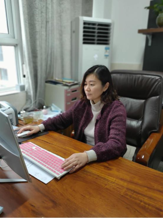 紫荆园绽放的铿锵玫瑰——创新街紫荆小学校长康淑丽疫情阻击战侧记