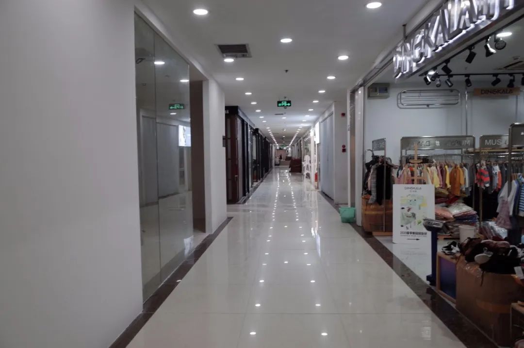 买家拿货也直播，童装店老板一个月亏去几十万，四季青复工并不是你想象中的样子