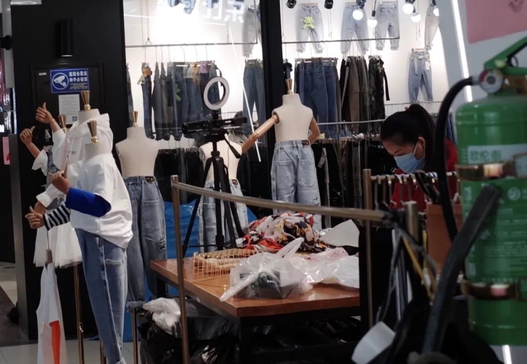 买家拿货也直播，童装店老板一个月亏去几十万，四季青复工并不是你想象中的样子