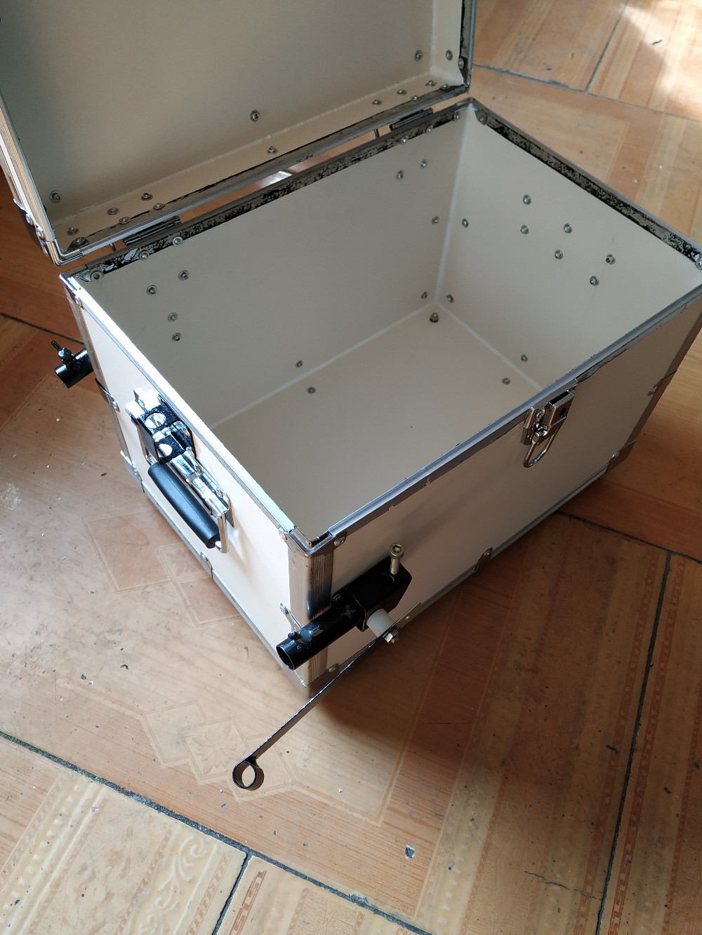 钓友们做的手工钓箱,简单实用的钓箱