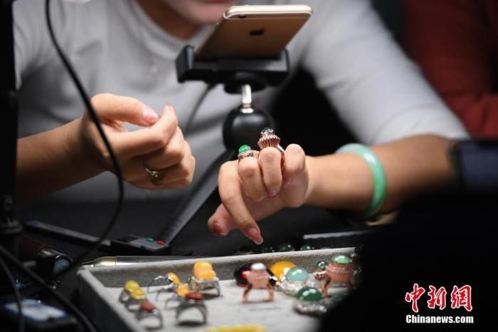 卖茶叶带货,卖茶叶卖烟酒能挣钱吗