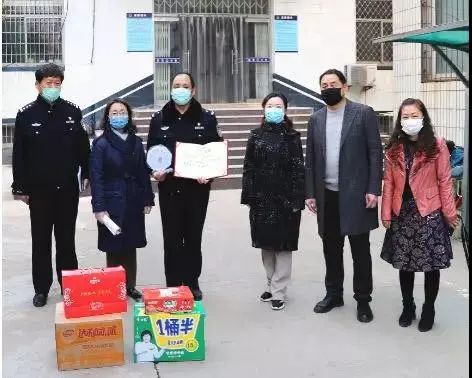 战疫一线巾帼英姿别样红,巾帼风采战疫