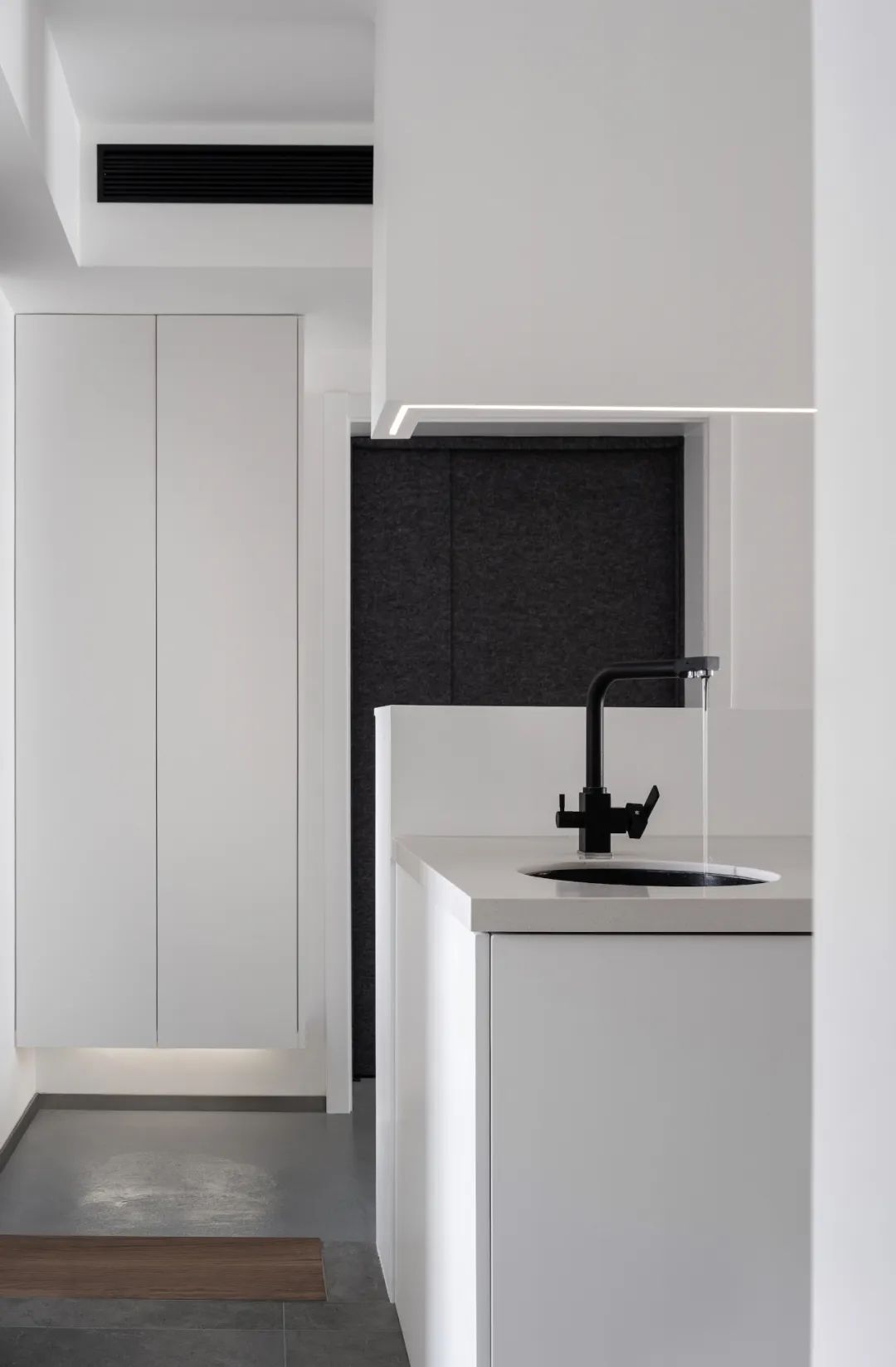 入门玄关连着小房间不浪费空间,现代化两边不靠墙入户玄关实用