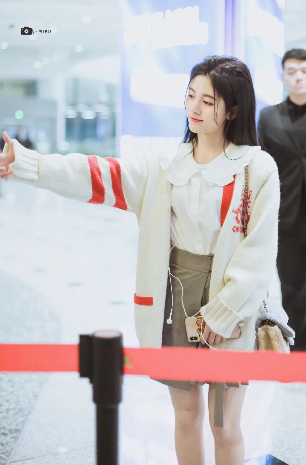 今年的自信就指着领子了