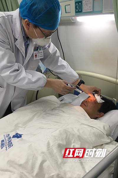 钉子刺入眼球怎么处理,眼睛被钢筋戳到视力受损怎么办