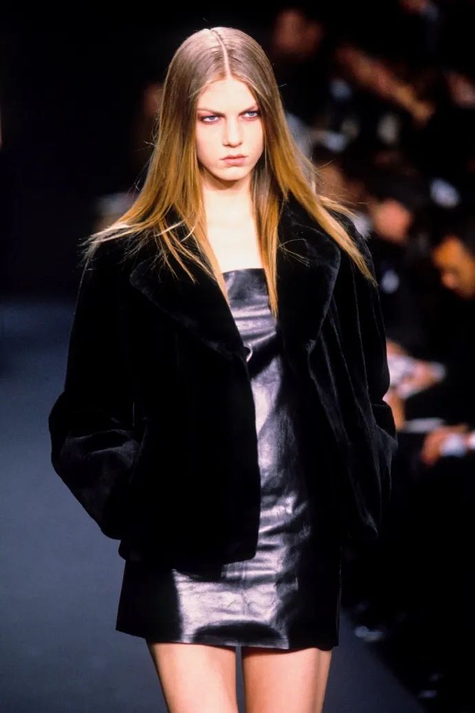 41岁妖孽超模养鸡种田,凭一张动图霸屏15年:原来这只老狐狸,早已修成了仙