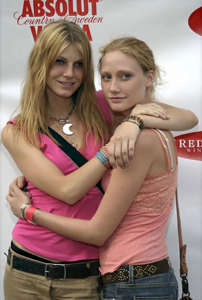 41岁妖孽超模养鸡种田,凭一张动图霸屏15年:原来这只老狐狸,早已修成了仙