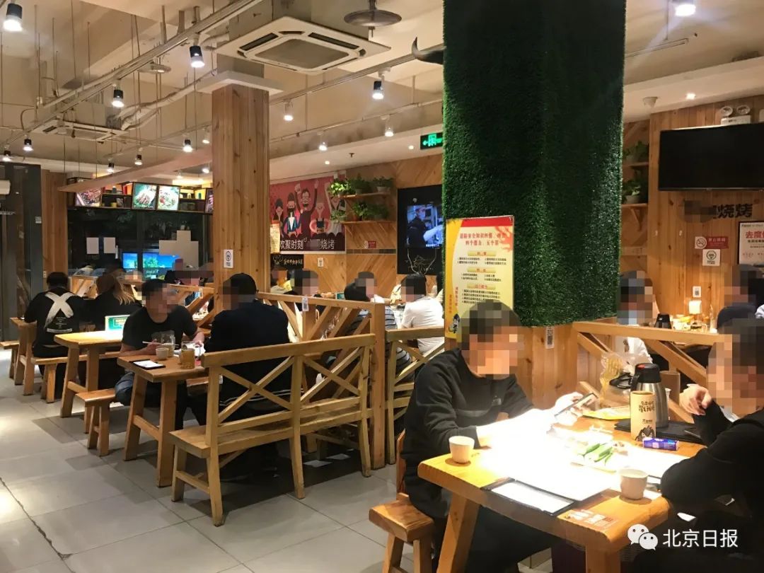 每次饭局都很尴尬,一桌人吃饭尴尬怎么办