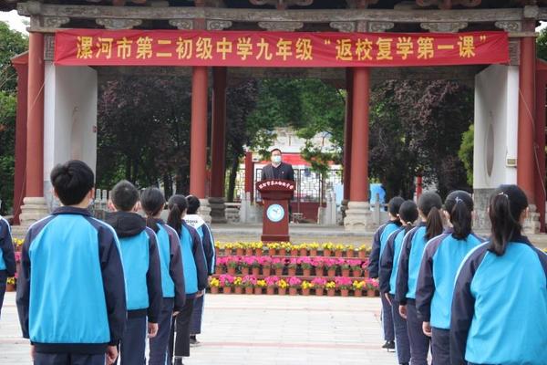 学子重返校园上课,学子归来开学季