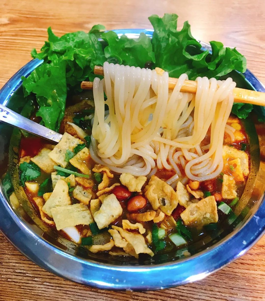 嗦一碗令人神魂颠倒的螺蛳粉,一碗好吃酸爽的螺蛳粉深夜必备