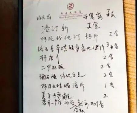 民警为滞留游客送物资,民警为滞留乘客送货