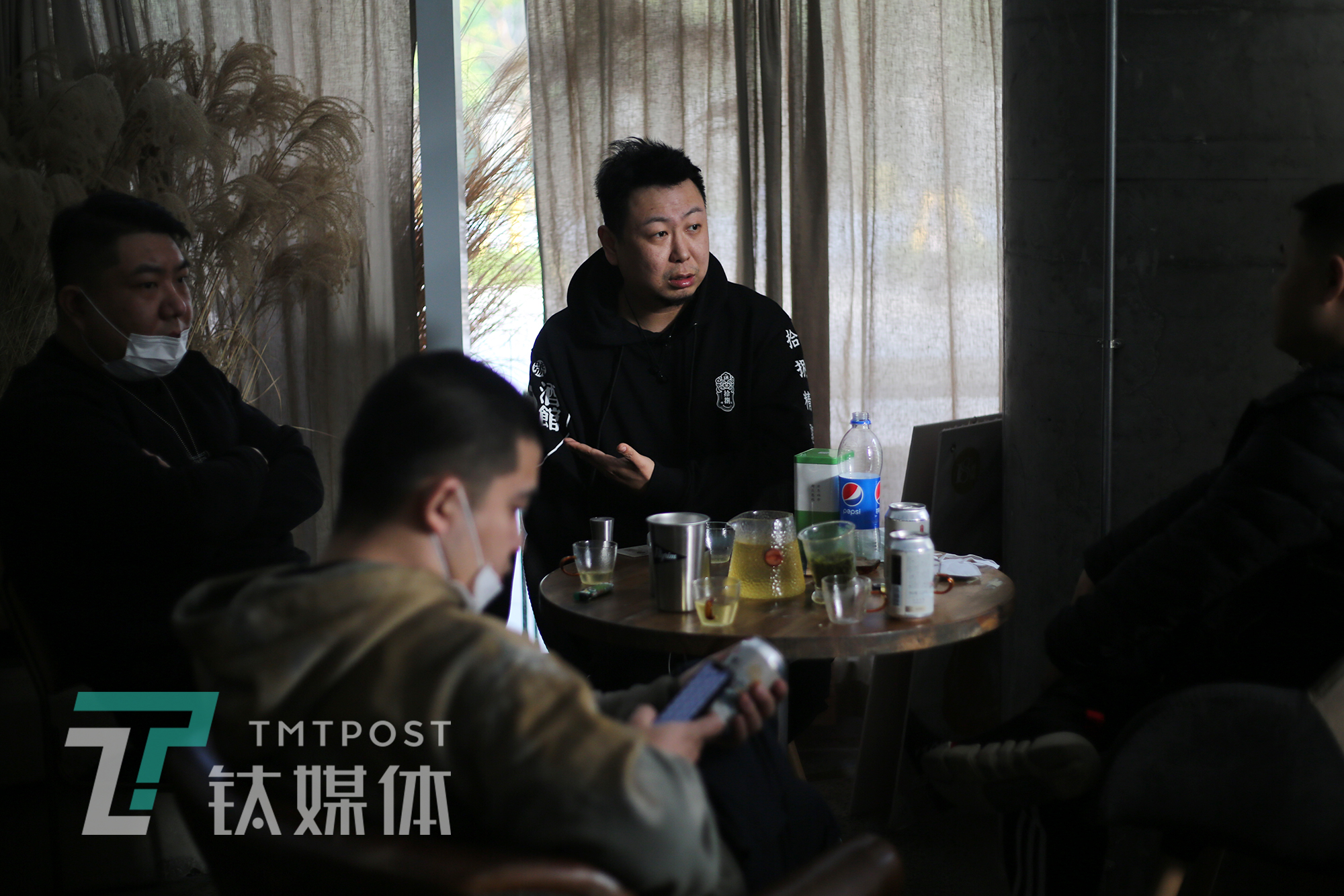 亏150万、倒掉10吨酒后,一家武汉酒馆的自救|钛媒体封面·武汉复苏