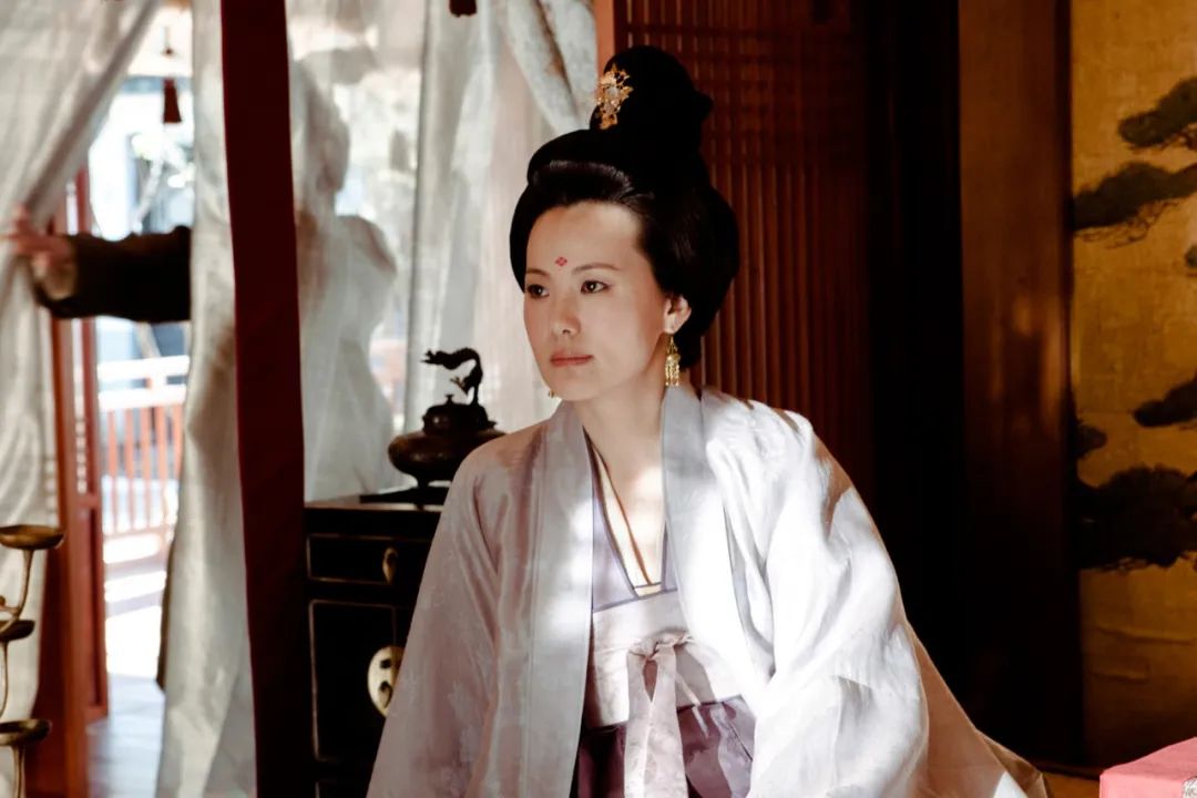 咏梅是一个气质型的女性,咏梅有独立思考