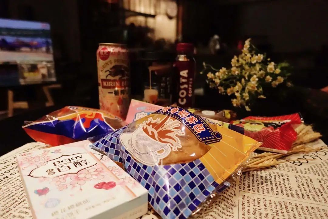 去便利店买吃的回来吃,去便利店买个东西