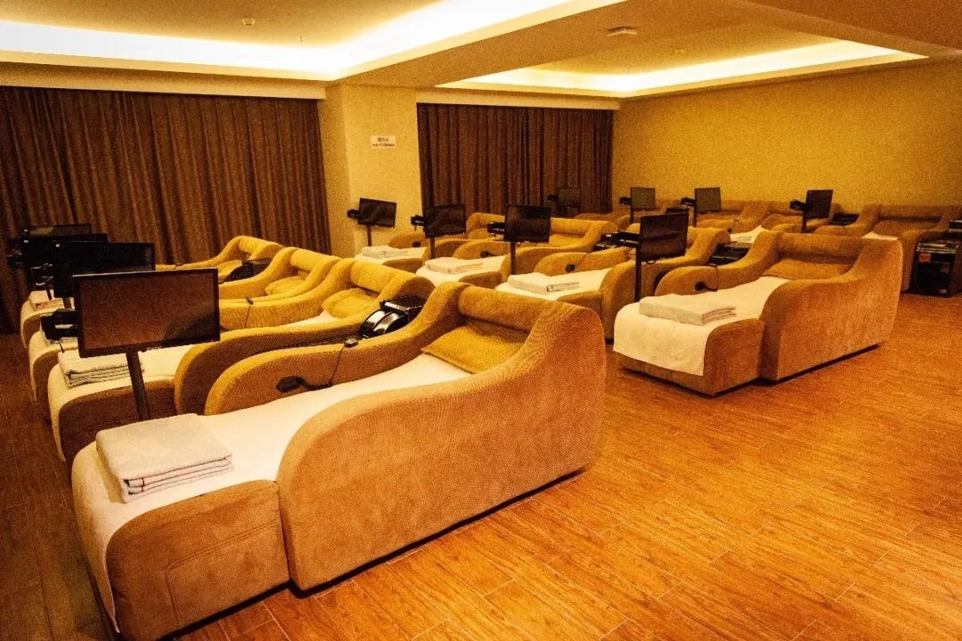 「温泉盛宴狂欢开启」只需28.1元!金水湾金水湾超大浴场两万平(单人洗浴+游泳),游玩旅行的快乐,内含洗浴,游泳,汗蒸,大屏观影