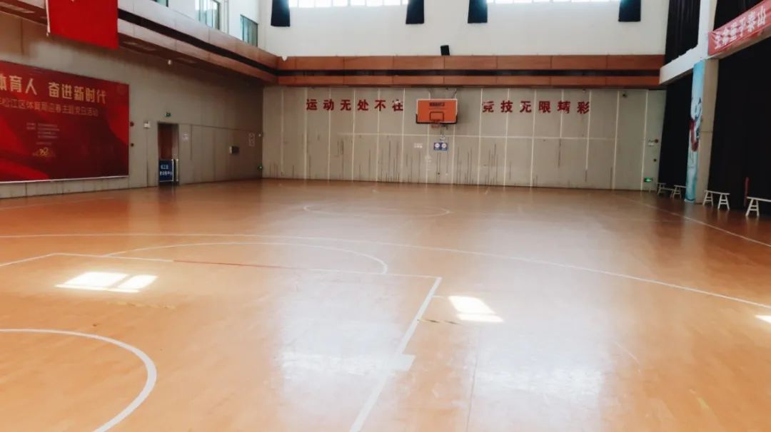 松江免费羽毛球场地,打篮球找不到场地