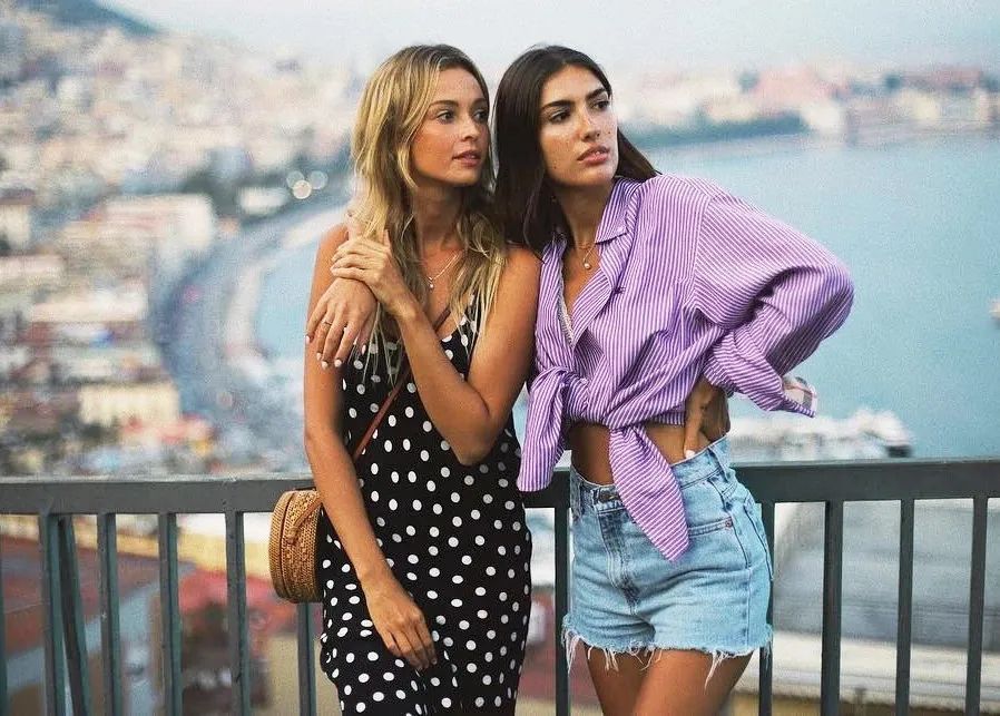 刘亦菲今年流行什么颜色,刘亦菲杨幂穿基本款照样美翻你