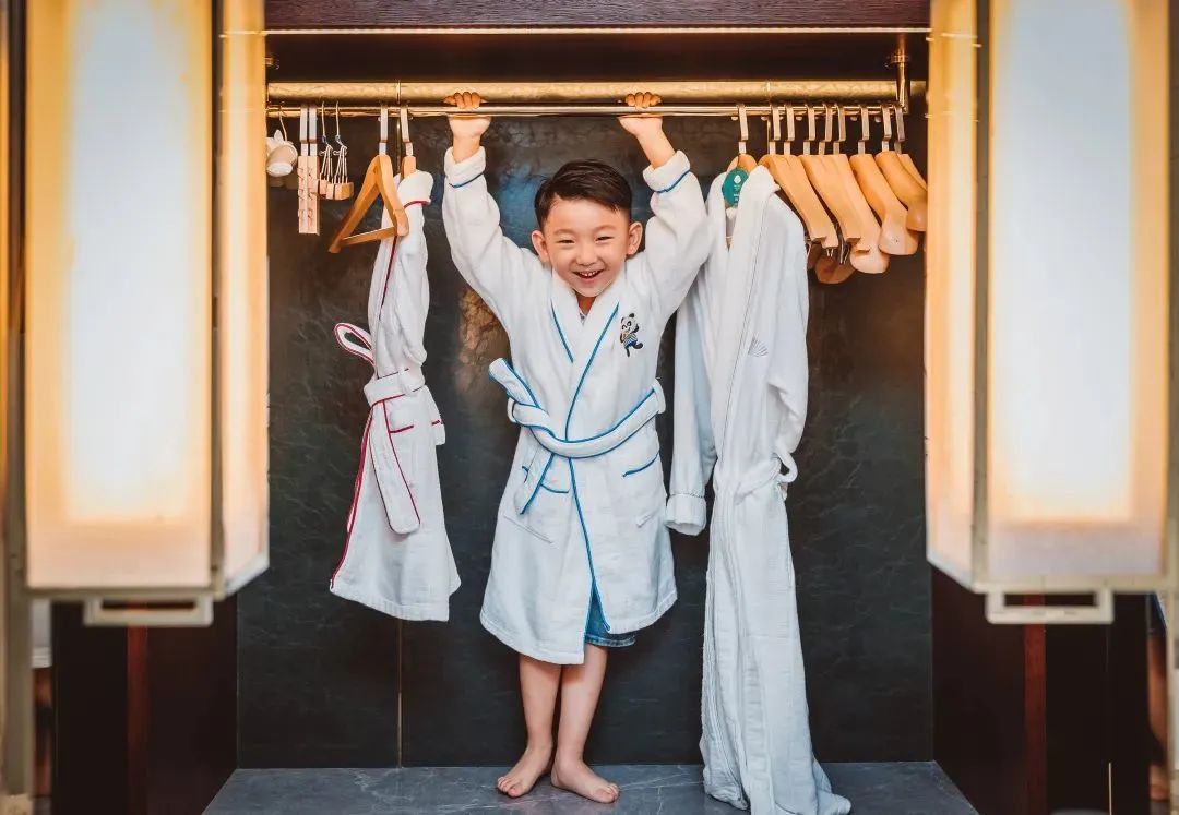 不热不堵人不多，城中开房度假难道不够爽吗？丨寻味