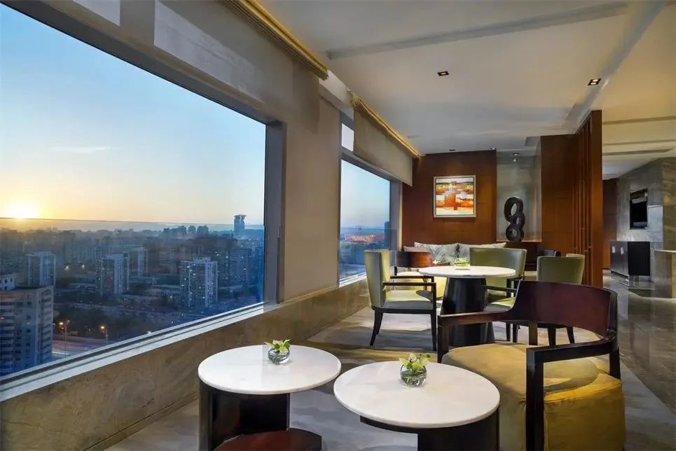 不热不堵人不多,城中开房度假难道不够爽吗?丨寻味