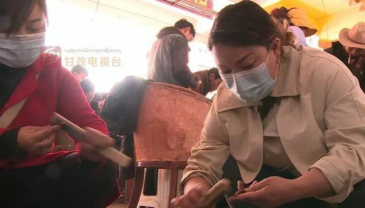 野生新虫草上市,新鲜货虫草