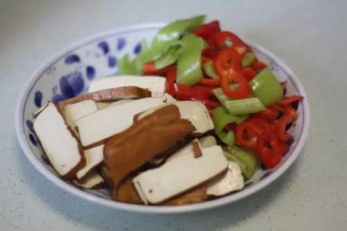 豆瓣酱豆干的做法,豆瓣酱炒豆干怎么炒好吃