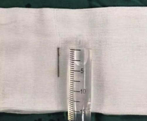 小孩子玩射钉枪打伤姐姐,射钉枪打到小孩身上