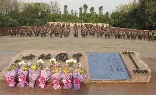 他曾位列中国富豪榜，如今却倾家荡产甘愿为“奴”……