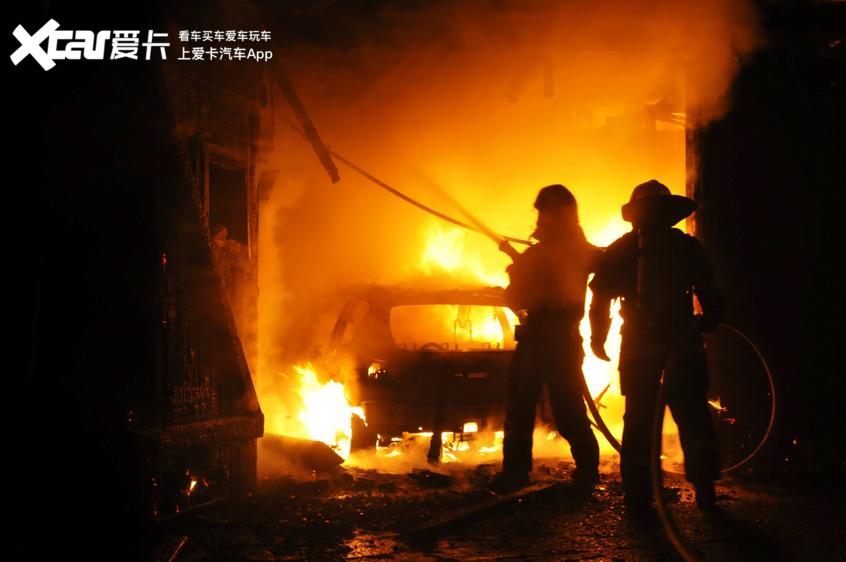 行车中突遇车辆自燃正确处理方式,车辆自燃的正确处理方法