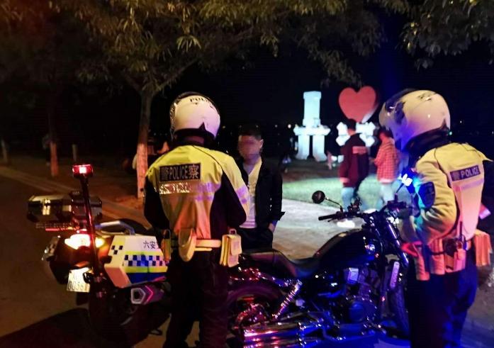 「新闻晚餐」我市首条国防公交专线正式开通运行//一涉恶势力集团犯罪案公开审理