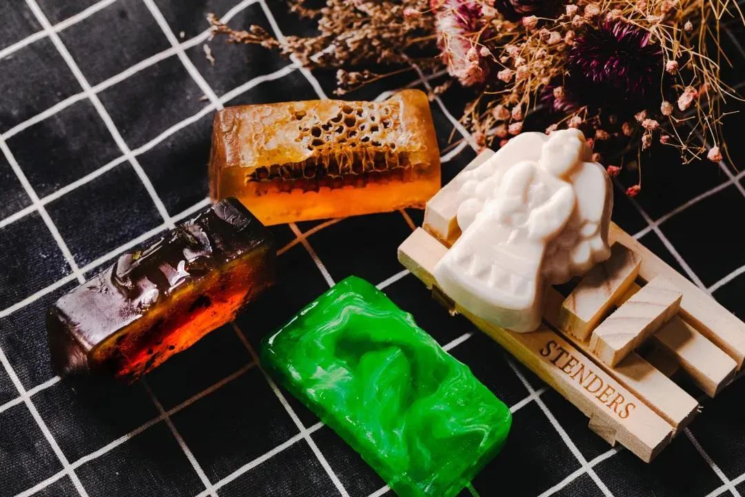 北欧拉脱维亚人将古龙香水、蜂巢塞进香皂...一块从头洗到脚，干净省事