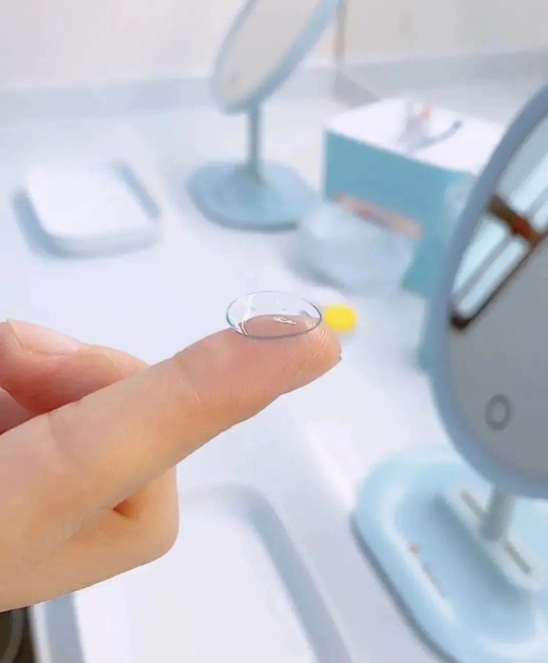 眼科医生能帮忙摘隐形眼镜吗,隐形眼镜可以徒手摘吗