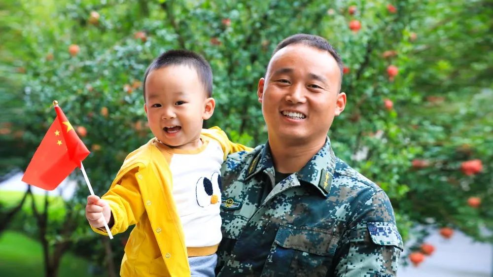 军娃对军爸的想念,军娃在军营唱我的爸爸