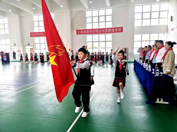 “六一”儿童节，市委书记王建忠与孩子们跳起了民族舞