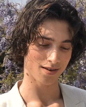 周雨彤泪沟神器,周雨彤的泪沟神器