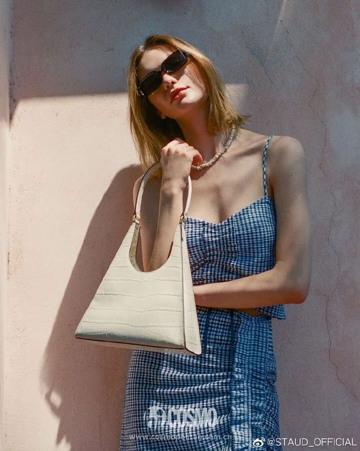 杨采钰度假拎的独家小众包,我可以